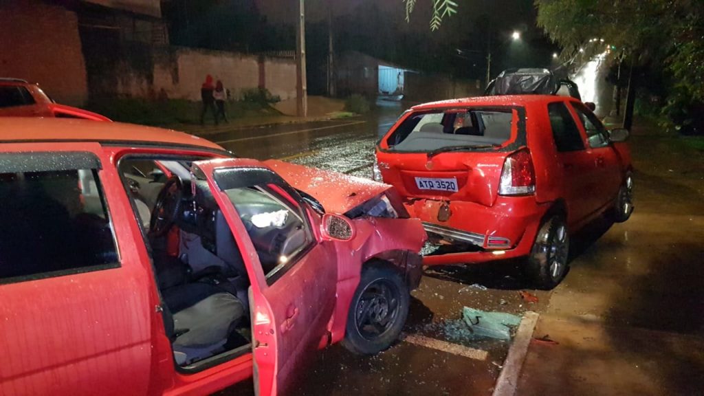 Idoso fica ferido ao colidir carro contra veículo estacionado na Rua Ipanema, no Brasília
