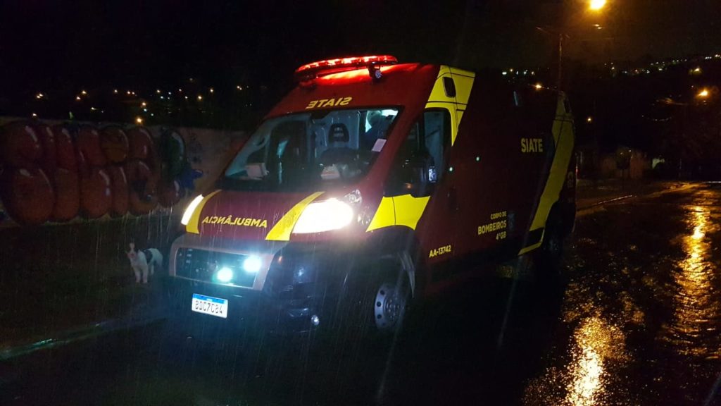 Ciclista sofre queda e é socorrido pelo Siate no Bairro Brasília