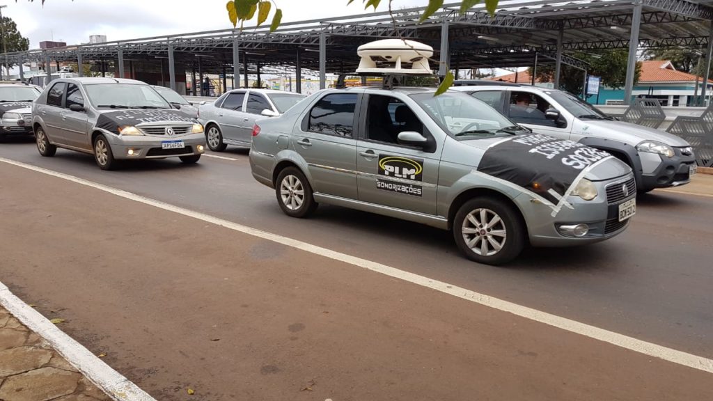 Pedindo o retorno do isolamento social, grupo faz carreata pela Avenida Brasil