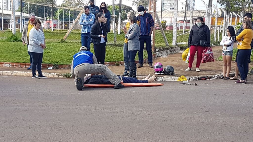 Colisão entre carro e moto deixa duas pessoas feridas na Rua Manoel Ribas, na Neva