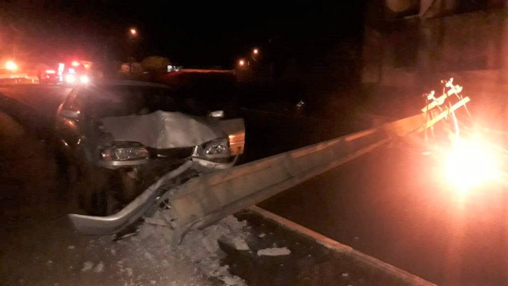 Motorista perde o controle e atinge postes de energia elétrica, em Santa Tereza do Oeste