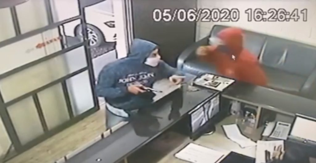 Ladrões armados roubam cerca de R$ 45 mil de empresa em Arapongas; veja o vídeo
