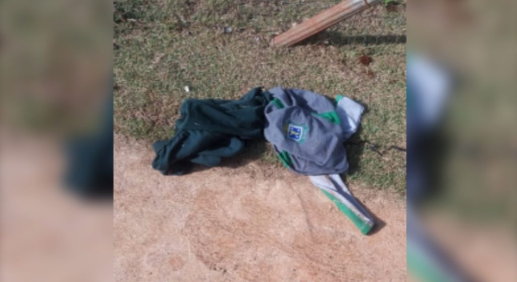 Moradora do Conjunto Riviera reclama de uniforme escolar jogado em via pública