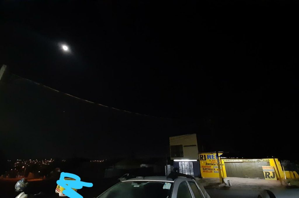 Poste com lâmpada queimada gera reclamação de moradora do Bairro Brasília