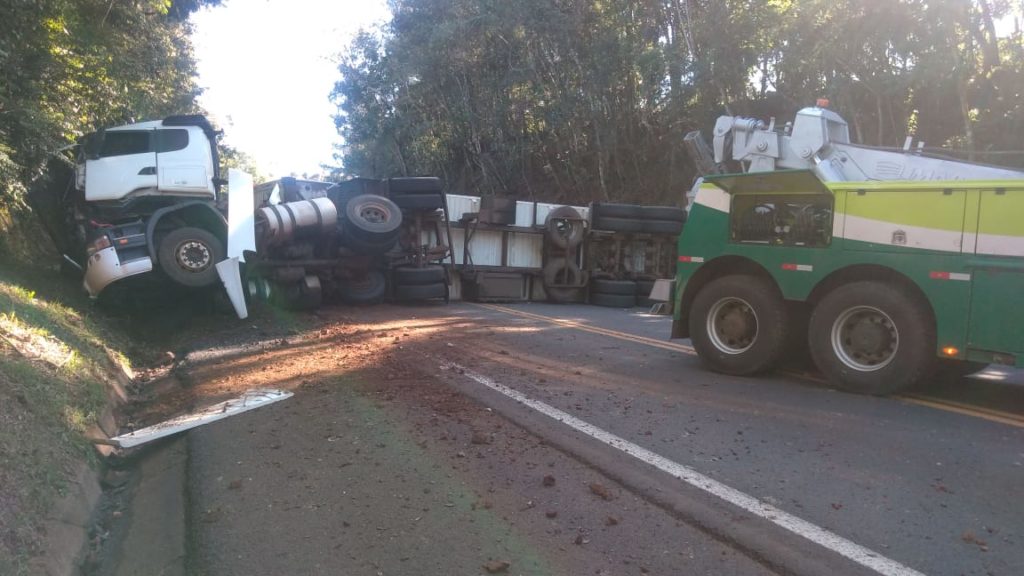 Carreta container tomba na BR-277, em Virmond