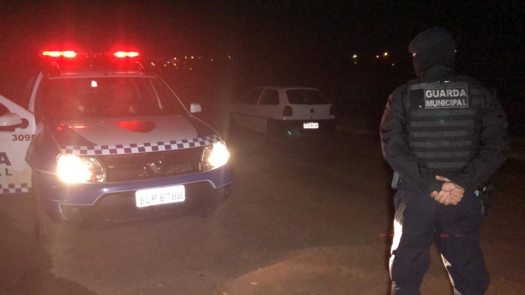 Carro é localizado sem as rodas, após furto no Bairro Brasmadeira