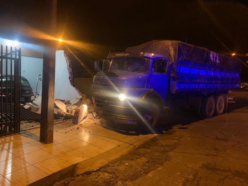 Para fugir de abordagem, motorista que transportava contrabando salta de caminhão em movimento