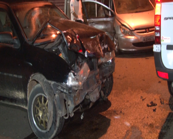 Motorista provoca acidente e deixa jovem ferida no Bairro Santa Quitéria, em Curitiba Imagem referente a Motorista provoca acidente e deixa jovem ferida no Bairro Santa Quitéria, em Curitiba
