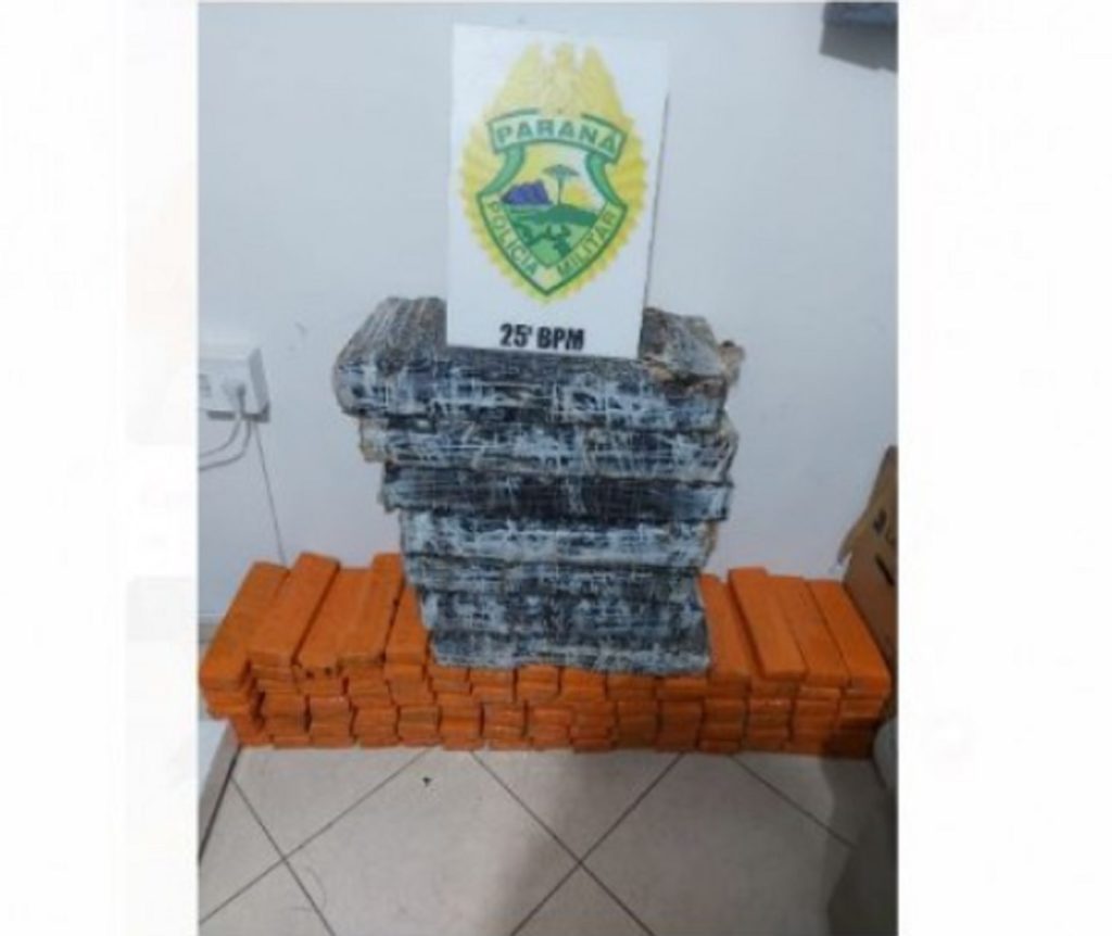 Após perseguição, Polícia Militar apreende carro carregado com 186 quilos de maconha em Douradina