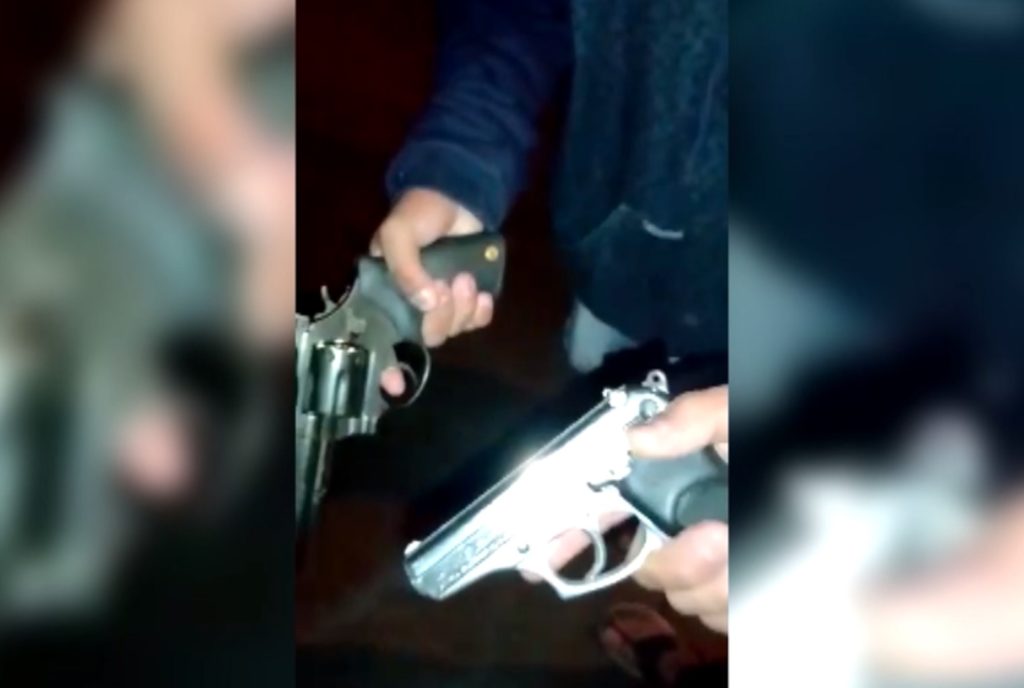 Vídeo mostra homens armados efetuando disparos em via pública no Bairro Interlagos