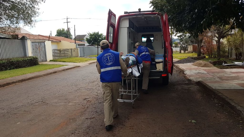Trabalhador é socorrido no Bairro Universitário ao sofrer queda enquanto fazia manutenção em beiral
