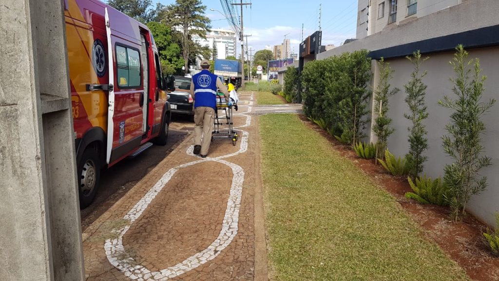 Idoso é socorrido ao cair de escada em condomínio no Bairro Country