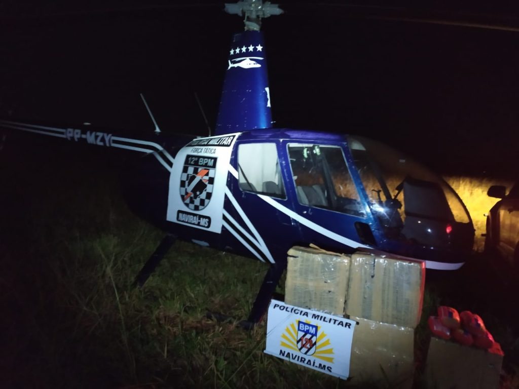 Piloto pousa helicóptero após pane e acaba preso com 188 kg de cocaína e 2 kg de skank, em Naviraí