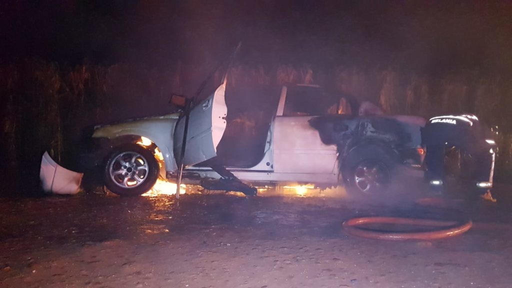 Veículo em estado de abandono é destruído por incêndio em estrada rural na região do Esmeralda