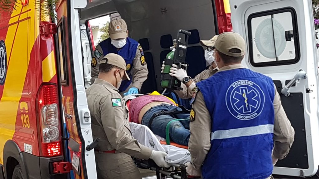 Homem fica em estado grave após cair de telhado