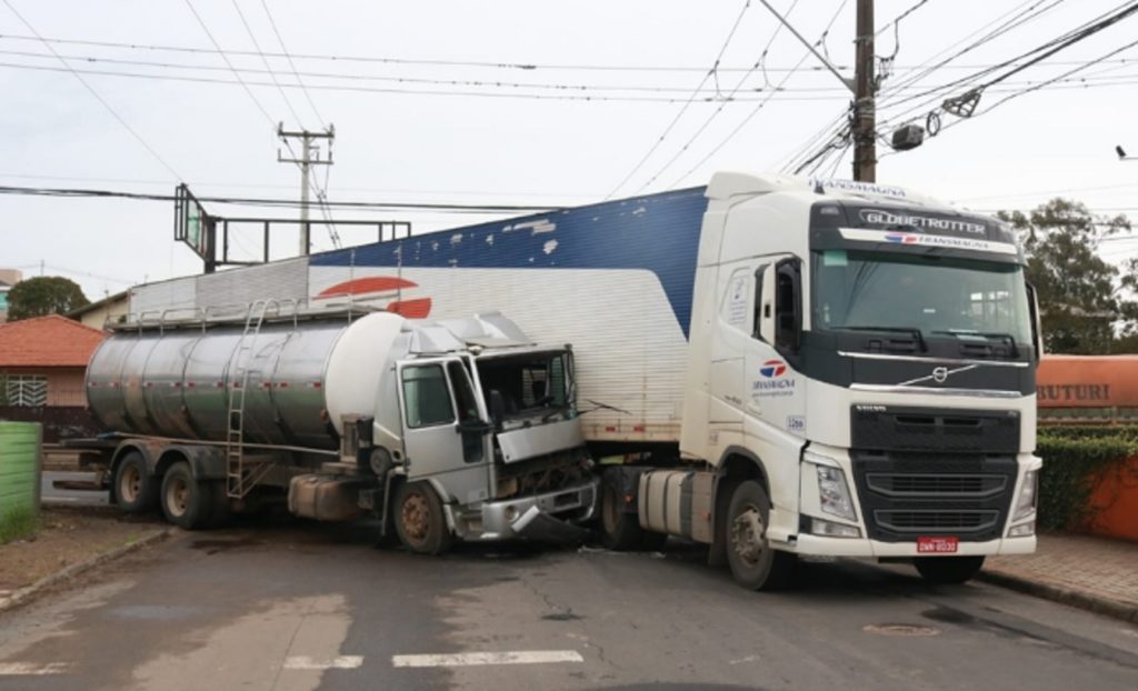 Acidente entre caminhões deixa ferido na PR-151 em Ponta Grossa