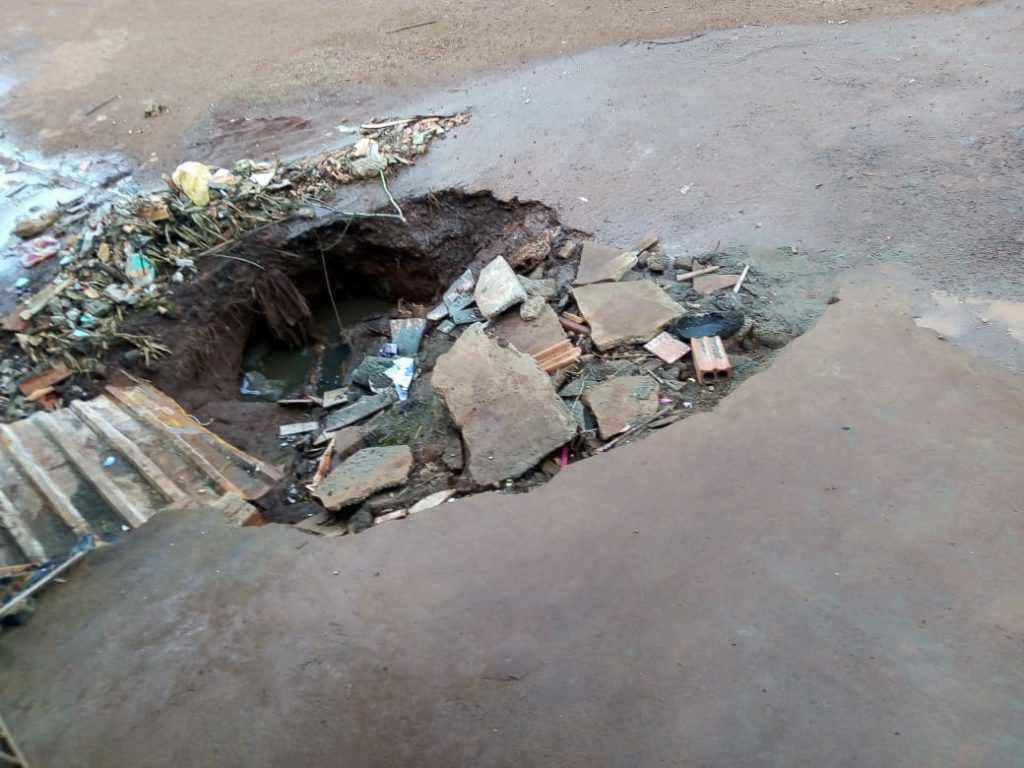 Morador registra cratera na Rua Citrino, no Bairro Esmeralda