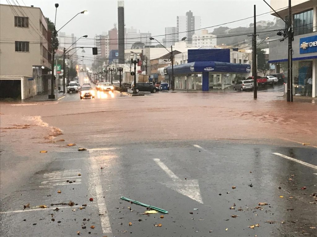 Chuva intensa causa pontos de alagamento em Pato Branco