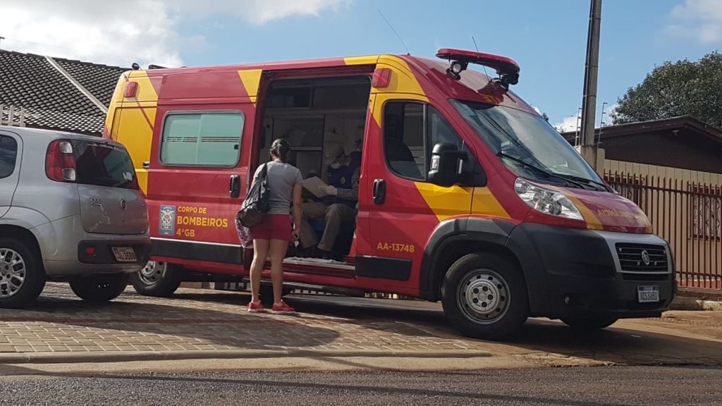 Bombeiros atendem mulher ferida no Bairro Clarito