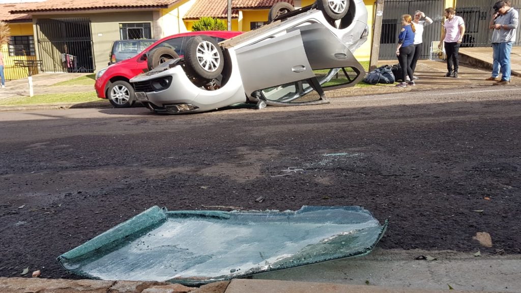 Carros batem e um capota no Bairro Cancelli