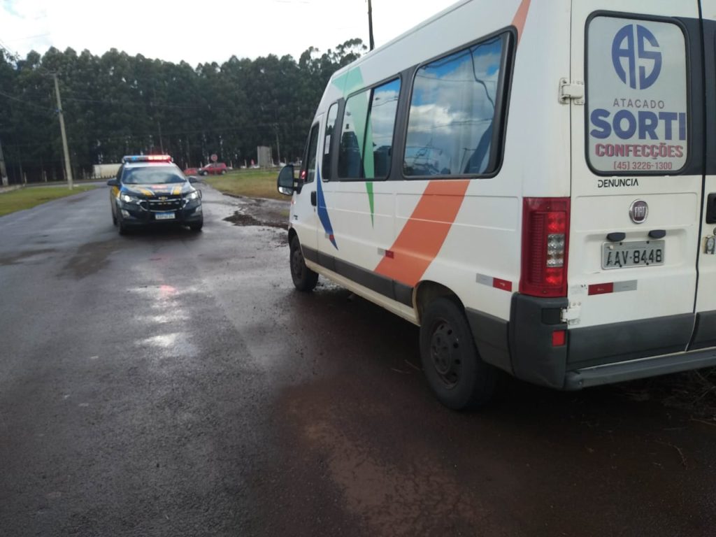 Van furtada na Rua JK é recuperada pela PRF às margens da BR-277, no Santos Dumont