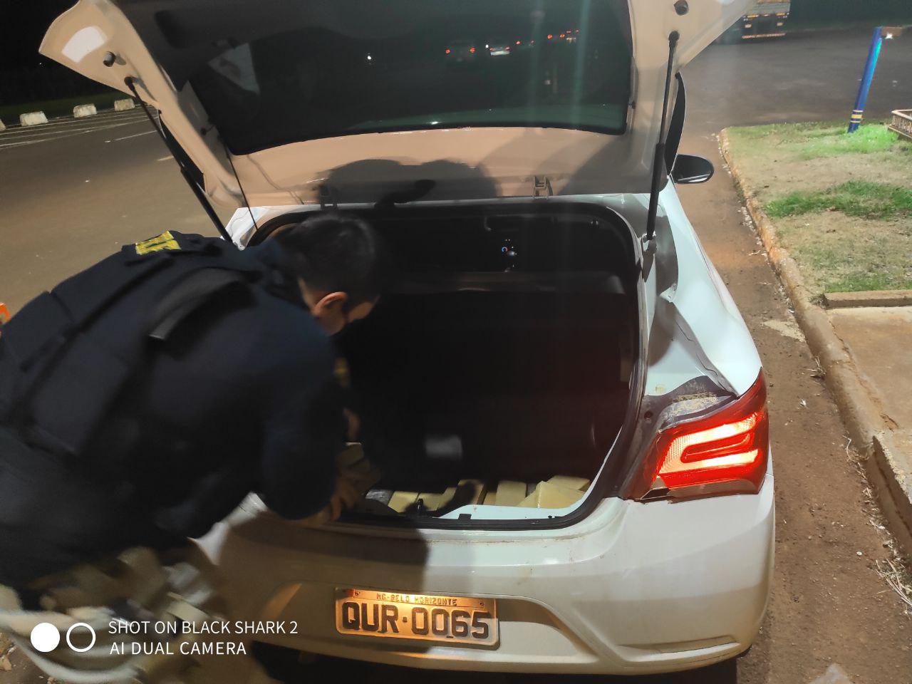 Durante ação na BR-277, PRF apreende 58 kg de maconha em veículo alugado Imagem referente a Durante ação na BR-277, PRF apreende 58 kg de maconha em veículo alugado