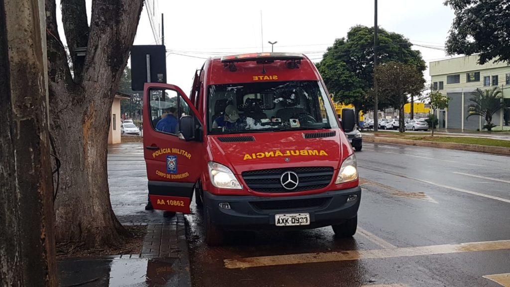 Mulher tem suspeita de fratura ao sofrer queda na Av. Barão do Rio Branco