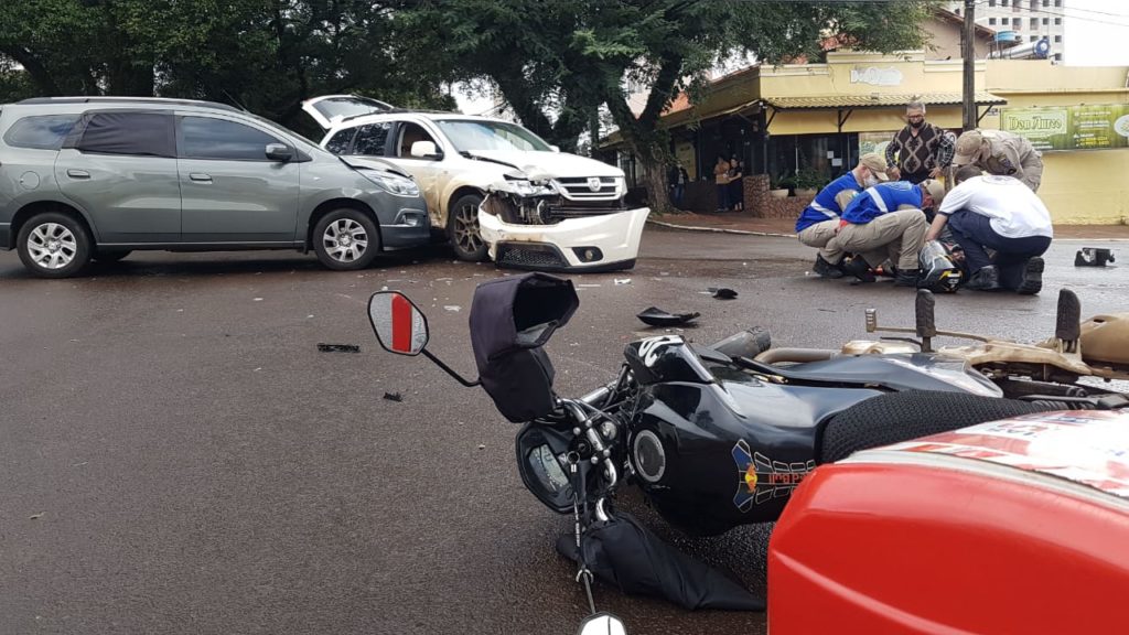 Homem sofre fratura em acidente envolvendo três veículos, no Centro de Cascavel