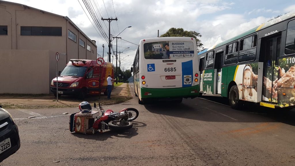 Motociclista colide contra ônibus do transporte coletivo, no Bairro Pacaembu