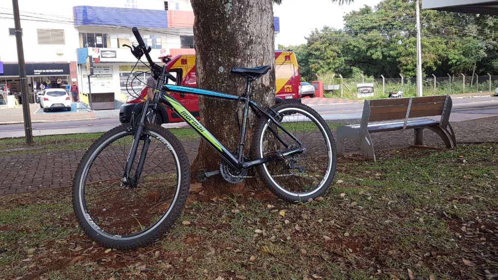 Mulher é socorrida pelo Siate na Av. Brasil ao cair de bicicleta