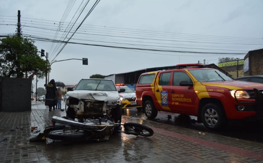 Batida deixa motociclista em estado grave no Jd. Carvalho, em Ponta Grossa