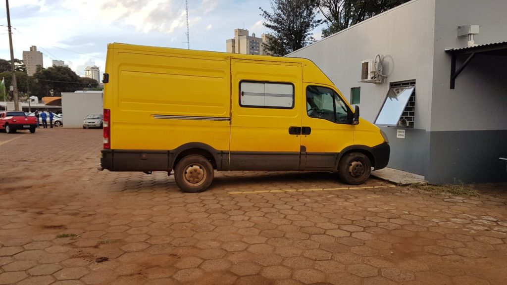 PM recupera Van furtada e detém dois indivíduos