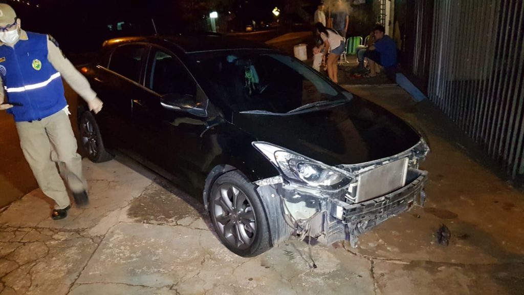 Jovem de 19 anos fere o pé em acidente entre moto e carro no Interlagos