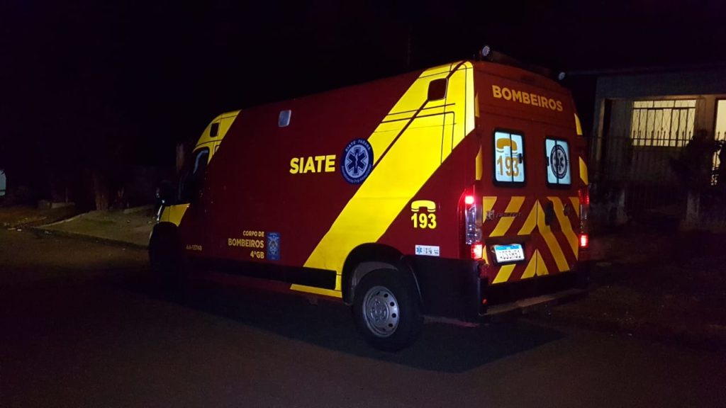 Idosa de 94 anos é socorrida pelo Siate após sofrer queda em casa no Bairro Neva