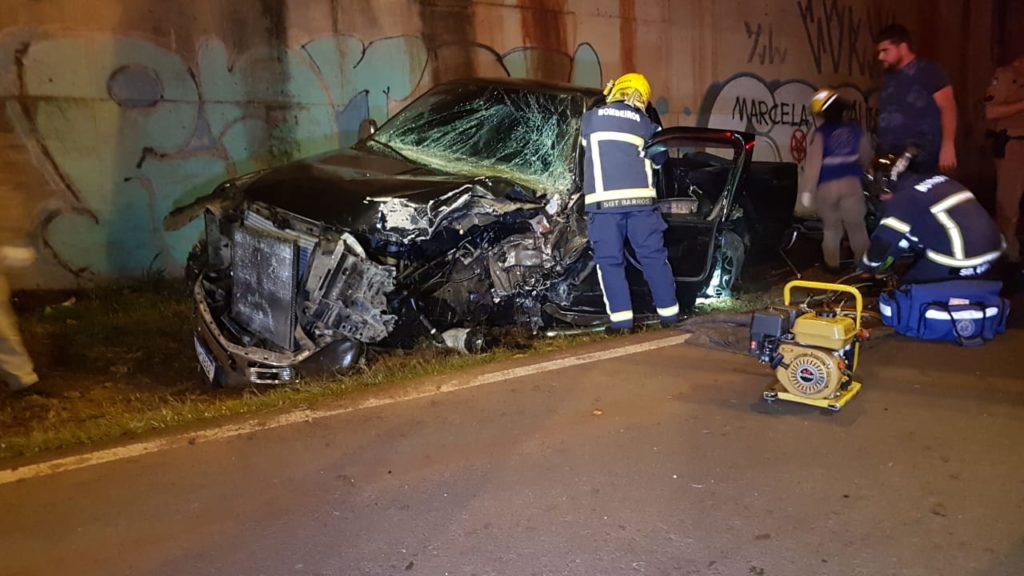 Vítimas ficam encarceradas em gravíssima colisão entre veículos na PRc-467