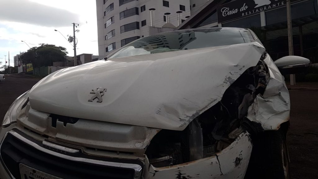 Carro batido é abandonado em cruzamento na Vila Tolentino
