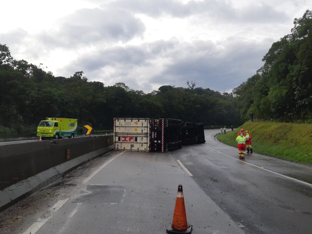 Carreta tomba na BR-277 e pista sentido Litoral fica interditada