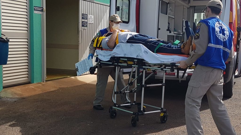 Homem é socorrido ao sofrer queda na área rural de Cascavel