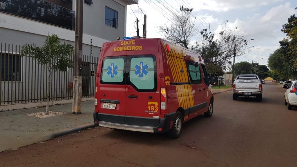 Ciclista fica ferido após bater contra carro, no Bairro Esmeralda