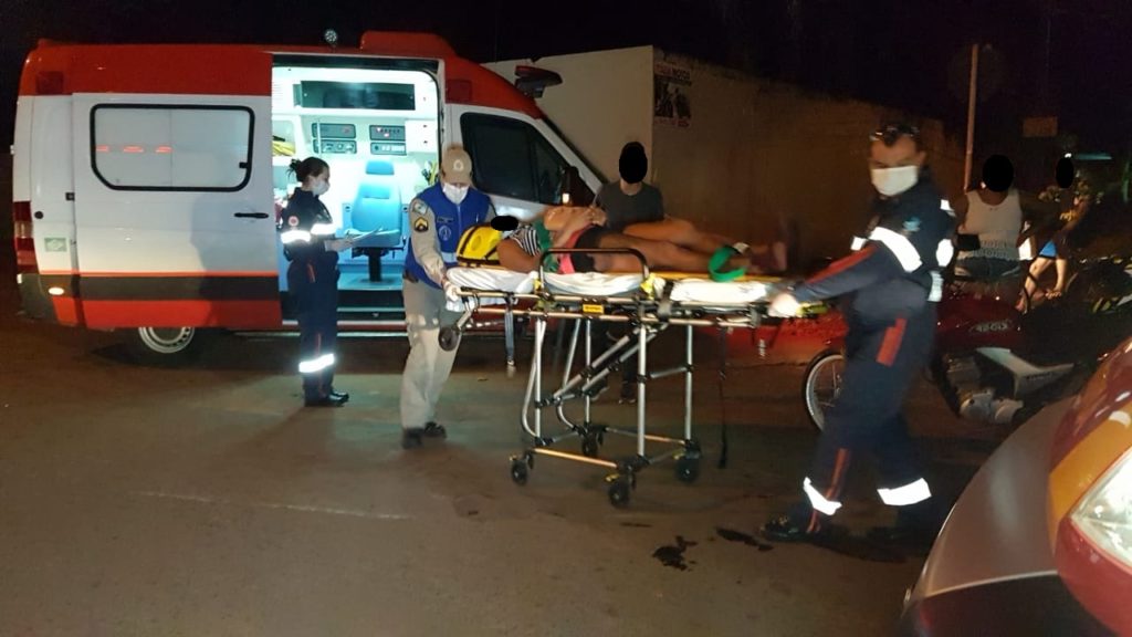 Mulher fica ferida em acidente entre motocicletas no Cascavel Velho