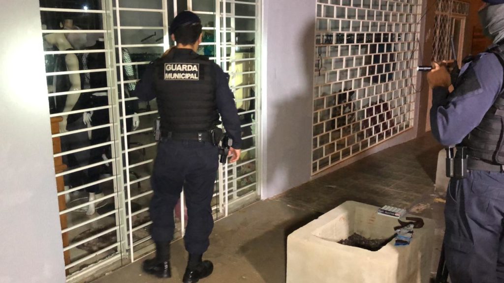 Loja de roupas é invadida por criminosos no Bairro Consolata Loja de roupas é invadida por criminosos no Bairro Consolata