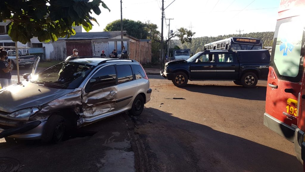 Carros se envolvem em forte colisão no Bairro XIV de Novembro Carros se envolvem em forte colisão no Bairro XIV de Novembro