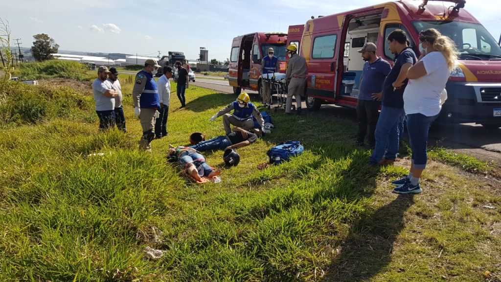 Casal fica ferido ao bater na traseira de caminhão, na BR-467 Casal fica ferido ao bater na traseira de caminhão, na BR-467