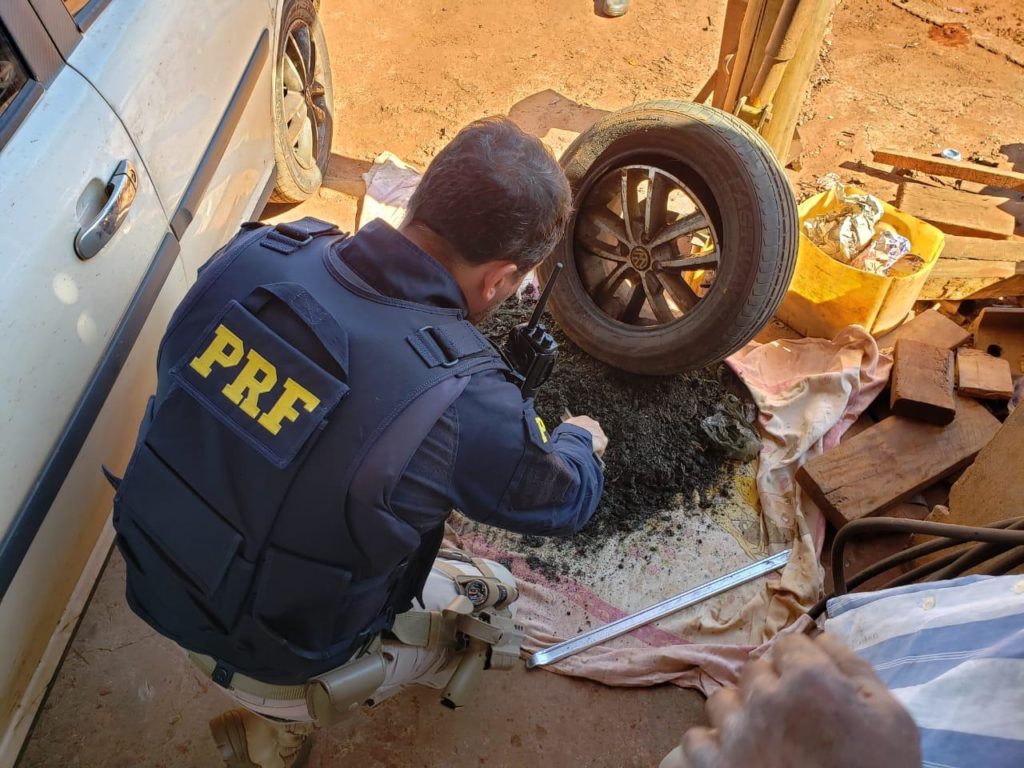 Operação Flagellum: PRF prende homem transportando Skunk dentro dos pneus do carro