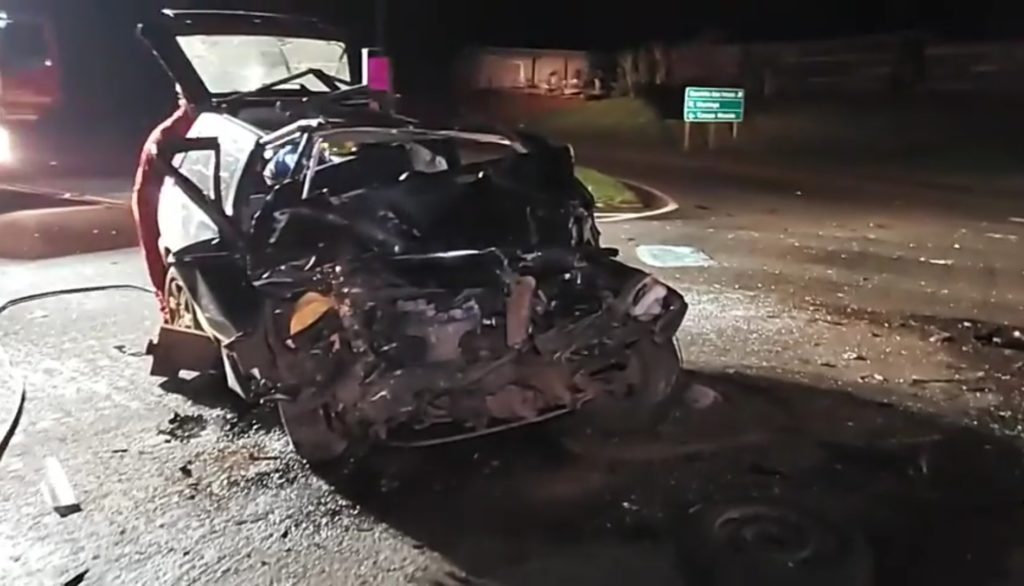 Homem de 32 anos tem morte instantânea ao colidir Fiat Uno contra caminhão na BR-158