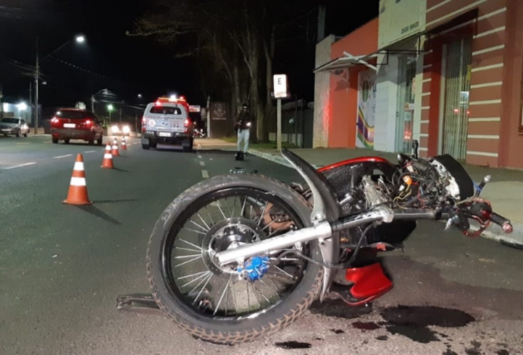 Motociclista fica inconsciente ao se envolver em grave colisão de trânsito