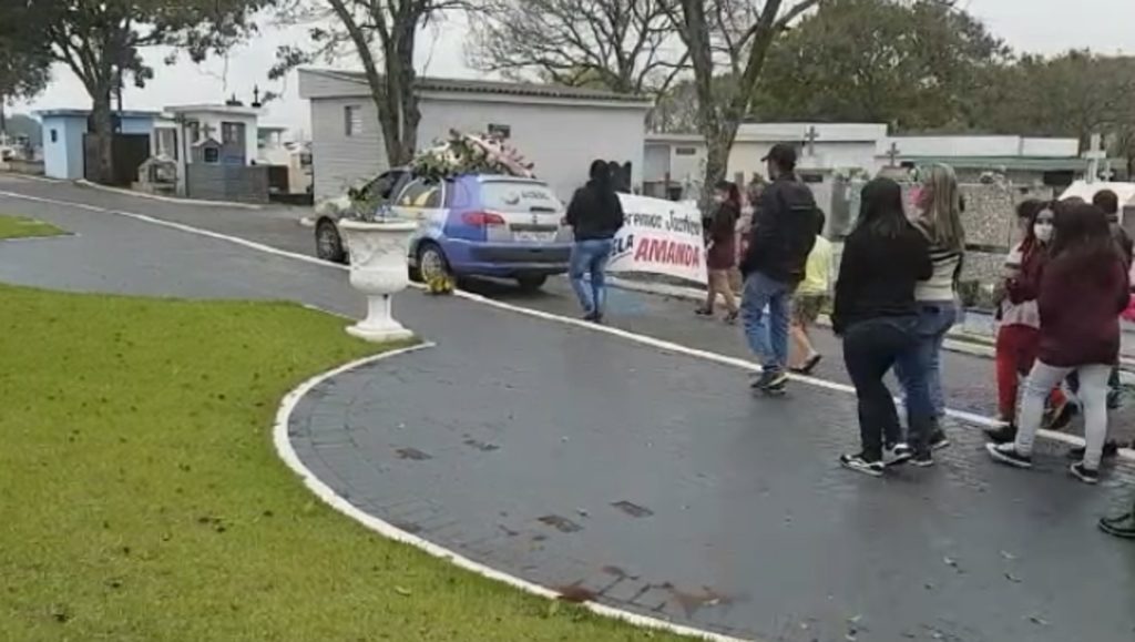 Último adeus: familiares e amigos se despedem de Amanda Amorim