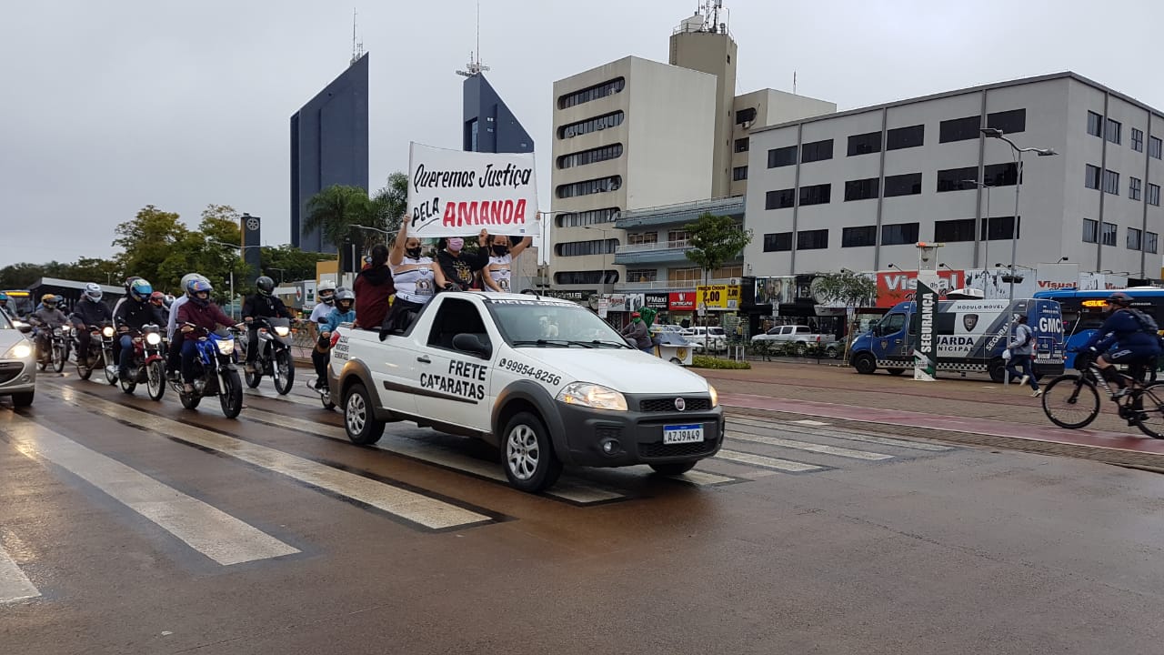 Ainda sem respostas, amigos e familiares de Amanda Amorim fazem carreata pedindo por Justiça
