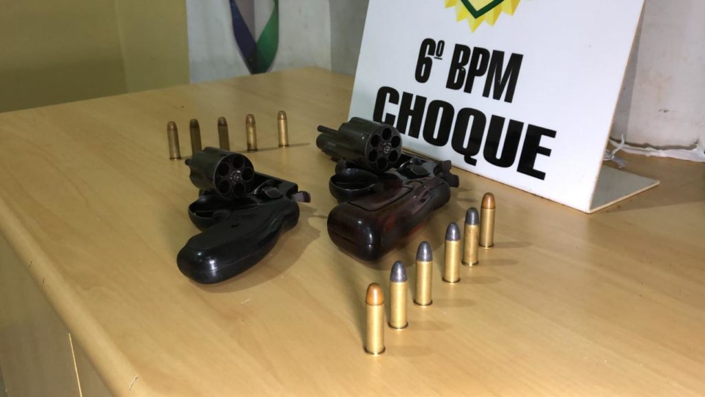 Dupla que estava em veículo no Veneza é abordada com armas de fogo