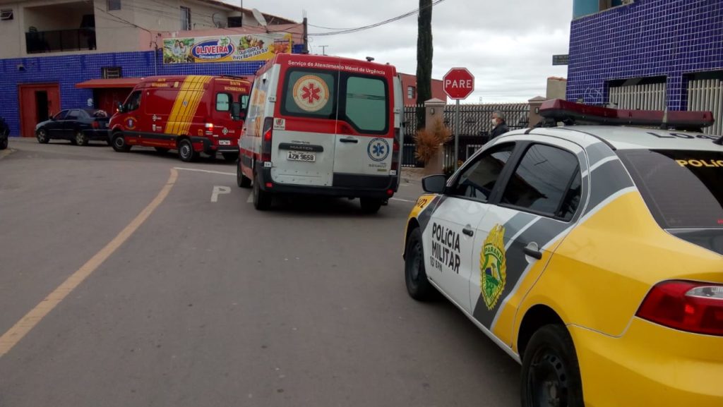 Homem discute com parentes da esposa, deixa um gravemente ferido e foge em Curitiba Homem discute com parentes da esposa, deixa um gravemente ferido e foge em Curitiba